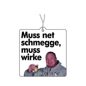 Könnte beinhalten: Weißer Auto-Lufterfrischer mit einem Bild eines Mannes, der ein Bier hält, und dem Text "Muss net schmegge, muss wirke".