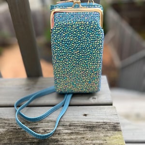 Handytasche zum Umhängen mit Geldbörse: Mit blauen Strasssteinen besetzt