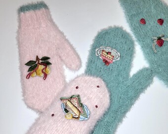 Flauschige handgefertigte Handschuhe mit Dessert Stickerei, Winter Handschuhe in pastelligen, süßen Farben.