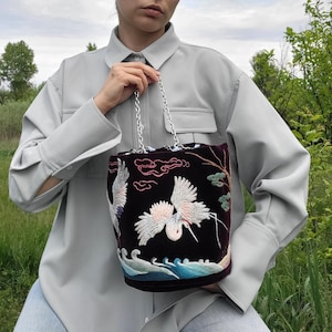 Sac en velours textile sous la forme d'un sac seau. Sac brodé main. Sac femme exclusif