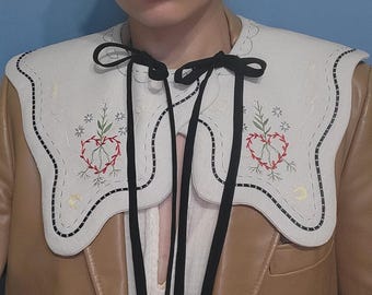Cuello de lino bordado a mano: accesorio floral estilo cottagecore