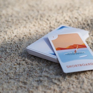 Mazzo di tarocchi del surf: 78 carte con disegni unici sul surf (include custodia per il trasporto). Guida disponibile in formato digitale o cartaceo!