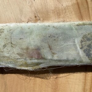 Nastro in chiffon di seta strappato stampato ecologicamente. Fresco e calmo.