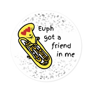 Puede incluir: Una tuba amarilla de dibujos animados con corazones rojos por ojos y el texto "Euph got a friend in me" sobre un fondo blanco con notas musicales grises.