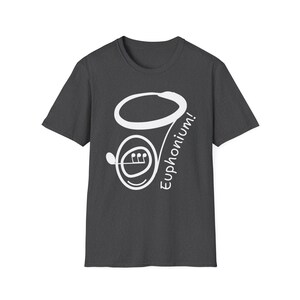 Peut inclure: T-shirt gris foncé avec un dessin blanc d'un euphonium, un instrument de musique en laiton, et le mot "Euphonium!" dans une police stylisée. Le dessin est centré sur le devant du t-shirt à manches courtes.