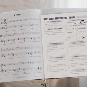 Könnte beinhalten: Ein weißes und graues tägliches Brass-Übungslogbuch mit einem 30-minütigen Übungsplan. Das Logbuch enthält Abschnitte für Atmung und Summen, lange Töne, technische Studien, Repertoire, zwei Ziele für morgen und das nächste Übungstermin.