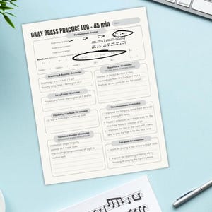 Könnte beinhalten: Ein schwarz-weißes, druckbares tägliches Brass-Übungslogbuch mit einem Abschnitt für den Fundamental-Tracker, Atmung und Summen, lange Töne, Flexibilität und Lippensterne, technische Studien, Repertoire, drei Erfolge von heute und zwei Ziele für morgen. Das Logbuch ist für eine 45-minütige Übungseinheit konzipiert.