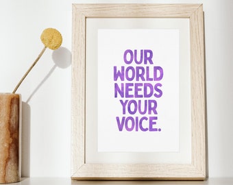 Nuestro mundo necesita su voz imprimir cartel de arte edificante púrpura minimalista acuarela tipo afirmación niños atención plena decoración descarga digital