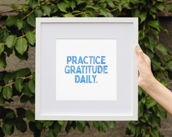 Practicar gratitud cita diaria imprimir mindfulness arte cartel azul minimalista acuarela tipografía estética afirmación descarga digital