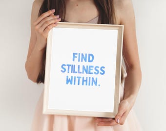 Encuentre la quietud dentro de la impresión Mindfulness Art Poster tipografía de acuarela azul inspiradora decoración de yoga afirmación positiva descarga digital