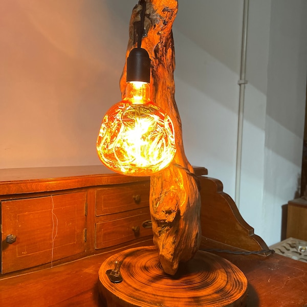 Lampada in legno naturale levigato dal mare, lavorato a mano, design originale, lampadina vintage, pezzo unico, arredo design!