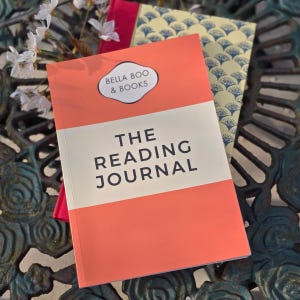 以下が含まれることがあります： 黒い持ち手と「But First, Coffee」のテキストが黒い太字で書かれた白いセラミックマグ。マグカップはぼやけた背景に置かれており、居心地の良い環境を示唆しています。