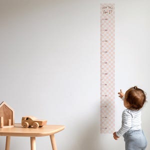 Confira o adesivo de parede com a tabela de altura infantil.