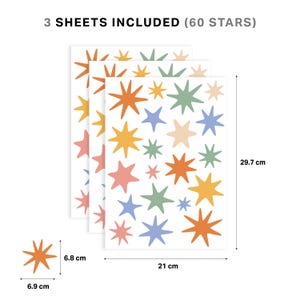 Op de afbeelding: Drie vellen met stervormige stickers, in totaal 60 sterren in oranje, geel, groen, blauw en roze. De vellen meten 21 cm bij 29,7 cm, en individuele sterren meten 6,9 cm bij 6,8 cm. De tekst 3 SHEETS INCLUDED (60 STARS) is zichtbaar.