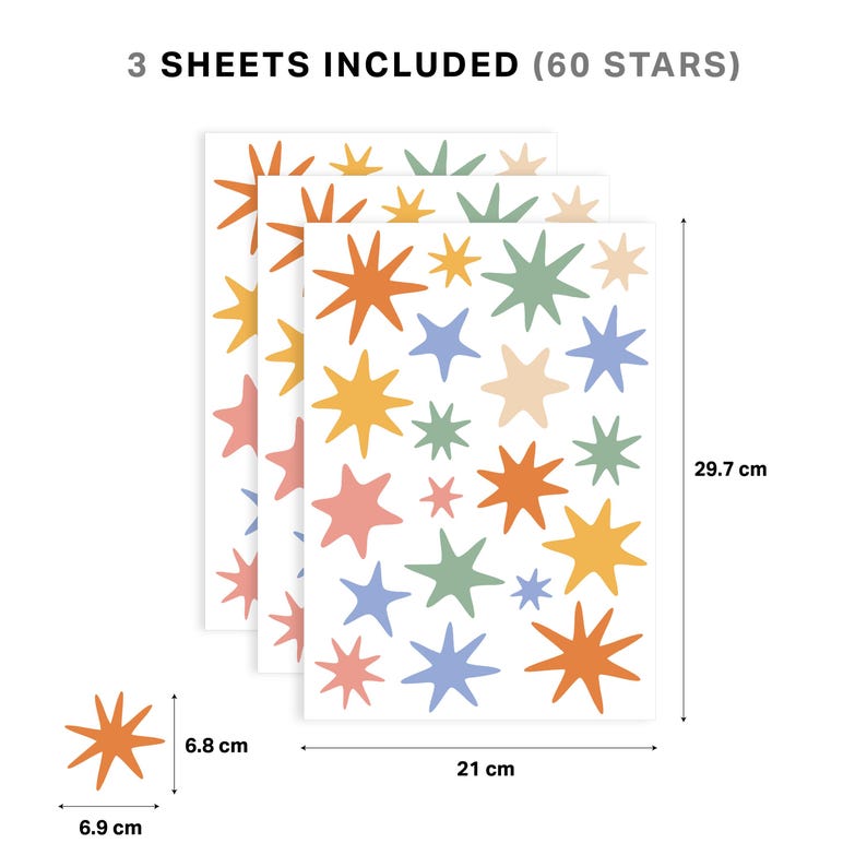 Op de afbeelding: Drie vellen met stervormige stickers, in totaal 60 sterren in oranje, geel, groen, blauw en roze. De vellen meten 21 cm bij 29,7 cm, en individuele sterren meten 6,9 cm bij 6,8 cm. De tekst 3 SHEETS INCLUDED (60 STARS) is zichtbaar.