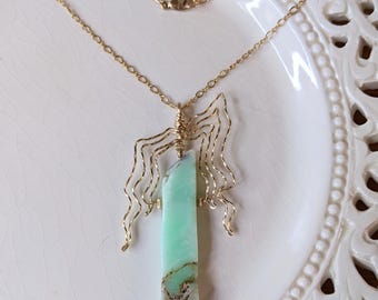 Creamy Bicolor Green Chrysoprase Slab Necklace with Wavy Halo in Gold