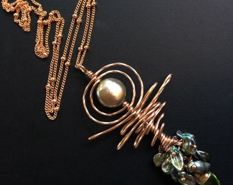 Jugendstil Münzperlen Halo-Halskette mit Peridot- und Keshiperlen in Rose Goldfilled