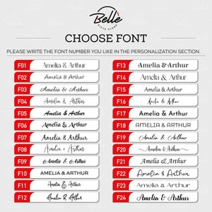 Op de afbeelding: Een rood-witte kaart met 24 verschillende lettertypen voor de namen Amelia en Arthur. De kaart is gelabeld met "Kies een lettertype" en "Schrijf het lettertype nummer dat je wilt in het personalisatie gedeelte."