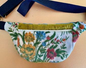 Pretty vintage floral tapestry sling bag  side bag