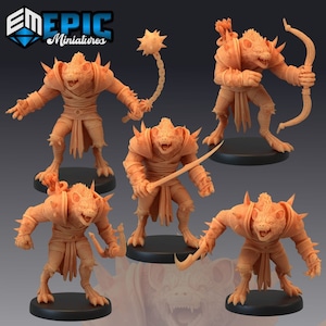 Könnte beinhalten: Fünf unbemalte Miniaturfiguren von eidechsenartigen Kreaturen mit stacheliger Rüstung und verschiedenen Waffen, darunter ein Schwert, eine Keule, ein Bogen und Pfeile sowie ein Dolch. Die Miniaturen sind in dynamischen Kampfposen dargestellt.