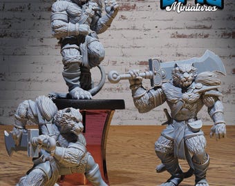 Puede incluir: Tres figuras en miniatura grises y detalladas de criaturas antropomorfas parecidas a gatos. Las figuras están en poses dinámicas, sosteniendo armas y vistiendo armaduras. Las figuras están etiquetadas como "EPIC Miniatures".