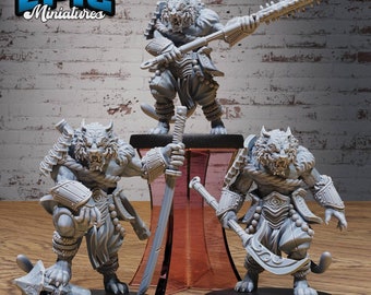 Puede incluir: Tres figuras en miniatura pintadas de gris de criaturas parecidas a lobos con cuerpos humanos. Las figuras llevan armadura y sostienen armas. Las figuras están de pie sobre bases negras.