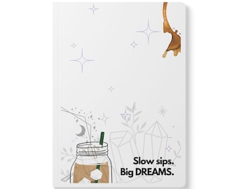 Può includere: Quaderno bianco con un'illustrazione di bevanda al caffè e la scritta "Slow sips. Big DREAMS." Il design include un barattolo con cannuccia, cristalli, stelle e uno schizzo di caffè.