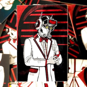 Könnte beinhalten: Eine Schwarzweißillustration einer Person, die einen weißen Smoking mit roten Akzenten und einen futuristischen Helm trägt. Der Hintergrund besteht aus roten und schwarzen Streifen mit dem Text "KITCHENER SKETCHER".
