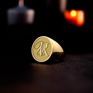 Anillo de monograma de oro personalizado: anillo con sello inicial personalizado para él o ella: regalo elegante para aniversario, cumpleaños y graduación.