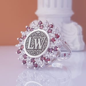 Anillo de halo con monograma personalizado, plata de ley con granate y circonita cúbica, joyería con inicial vintage, regalo personalizado para ella.