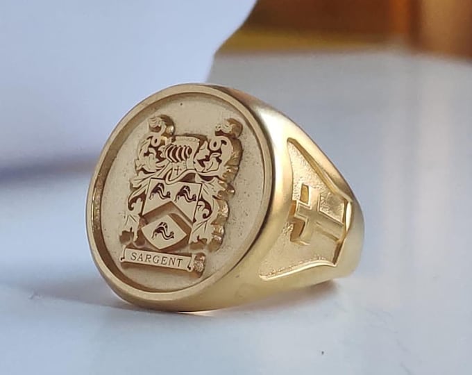 Handcrafted Solid Gold Family Crest Ring: Personalized Heritage Jewelry
