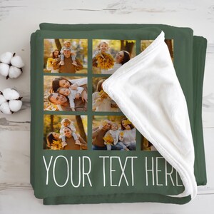 Pu&ograve; includere: Una coperta in pile verde scuro con nove riquadri fotografici. I riquadri contengono foto di famiglia. La coperta ha un lato inferiore bianco e soffice. Le parole "YOUR TEXT HERE" sono stampate in bianco nella parte inferiore della coperta.