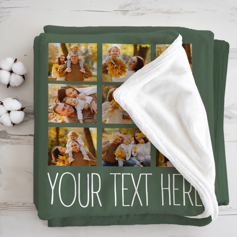 Pu&ograve; includere: Una coperta in pile verde scuro con nove riquadri fotografici. I riquadri contengono foto di famiglia. La coperta ha un lato inferiore bianco e soffice. Le parole "YOUR TEXT HERE" sono stampate in bianco nella parte inferiore della coperta.