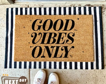 Felpudo "Good Vibes Only", felpudo para exteriores, regalo divertido, felpudo para puerta de entrada, felpudo de fibra de coco, decoración del hogar, decoración del porche, felpudo para exteriores, energía positiva