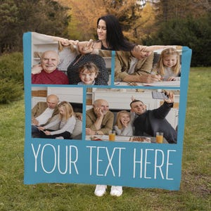 Pu&ograve; includere: Una grande coperta rettangolare turchese con un collage di foto di famiglia. Le foto sono disposte a griglia e includono immagini di persone di et&agrave; diverse. La coperta ha il testo "YOUR TEXT HERE" in bianco.