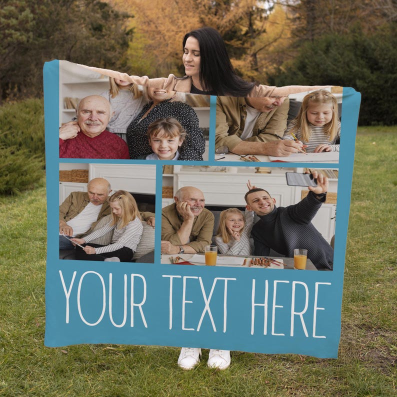 Pu&ograve; includere: Una grande coperta rettangolare turchese con un collage di foto di famiglia. Le foto sono disposte a griglia e includono immagini di persone di et&agrave; diverse. La coperta ha il testo "YOUR TEXT HERE" in bianco.