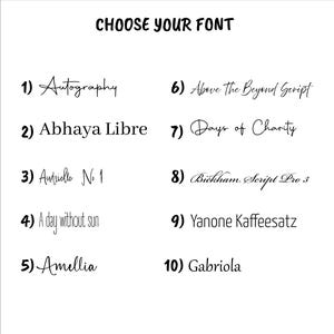 Pu&ograve; includere: Su sfondo bianco, viene presentata una lista di dieci scelte di font. Il testo "CHOOSE YOUR FONT" &egrave; in alto. Ogni font &egrave; numerato e nominato, tra cui "Autography", "Abhaya Libre", "Autrielle No 1" e "A day without sun".