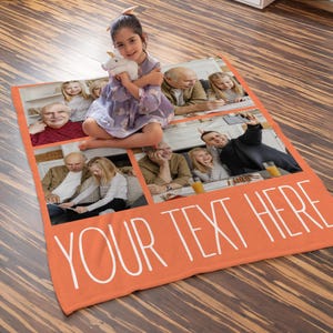 Pu&ograve; includere: Una coperta arancione con un collage di foto di famiglia e la scritta bianca "YOUR TEXT HERE". Una bambina &egrave; seduta sulla coperta, che tiene in mano un peluche. La coperta &egrave; su un pavimento di legno.