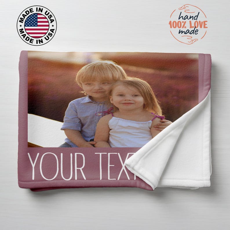 Pu&ograve; includere: Una coperta personalizzata con una fotografia di due bambini. La coperta ha un bordo malva con le parole "YOUR TEXT" in bianco. La coperta &egrave; realizzata negli Stati Uniti ed &egrave; fatta a mano con amore.