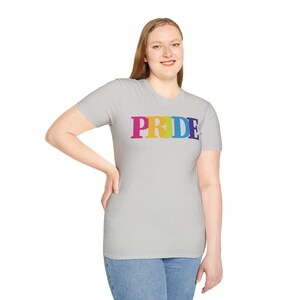 Colorful Pride T-Shirt: LGBTQ+ Unisex Softstyle Tee afbeelding 6