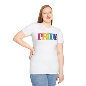 Colorful Pride T-Shirt: LGBTQ+ Unisex Softstyle Tee afbeelding 10