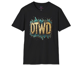 Op de afbeelding: Zwart T-shirt met een gouden afbeelding van de tekst "DTWD" op een turquoise en gouden splatter achtergrond.