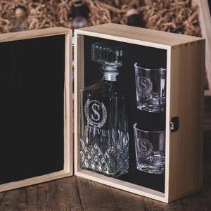 Personalizowany zestaw karafek do whisky w drewnianym pudełku, prezenty dla drużbów, prezent dla drużby, prezent dla świadka, prezent dla taty