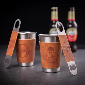 Vaso de cerveza personalizado con soporte de cuero, jarra de cerveza, abridor de botellas grabado, regalos para padrinos de boda, regalo para padrinos de boda, regalos para fiestas de bodas