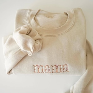 Embroidered Floral Mama Sweatshirt, Personalized Embroidered Grandma Floral Shirt, Nana, Gigi, Mama Crewneck, Mothers Day Gifts for Mama