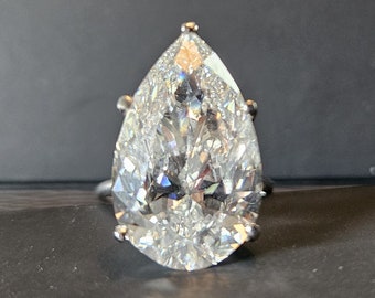 IMPRESIONANTE anillo de platino y diamantes de 11,32 ct