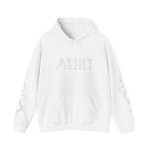 Könnte beinhalten: Weißer Kapuzenpullover mit Fronttasche und Kordelzugkapuze. Das Wort "ARMY" ist im Strichstil mit Figuren von Personen auf der Vorderseite aufgedruckt. Die Ärmel zeigen ein Herz- und Blumendesign.