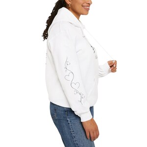 Moletom com capuz Hello Kitty com contorno floral | Estampa fofa de rosto de gatinho nas costas imagem 11