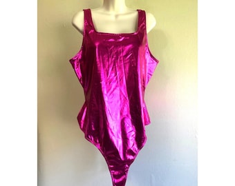 Estilo glam rock: body fucsia metalizado, talla 2X Plus