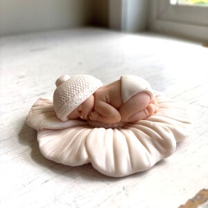 Miniatur-Tonfigur eines schlafenden Babys – inspiriert von Anne Geddes